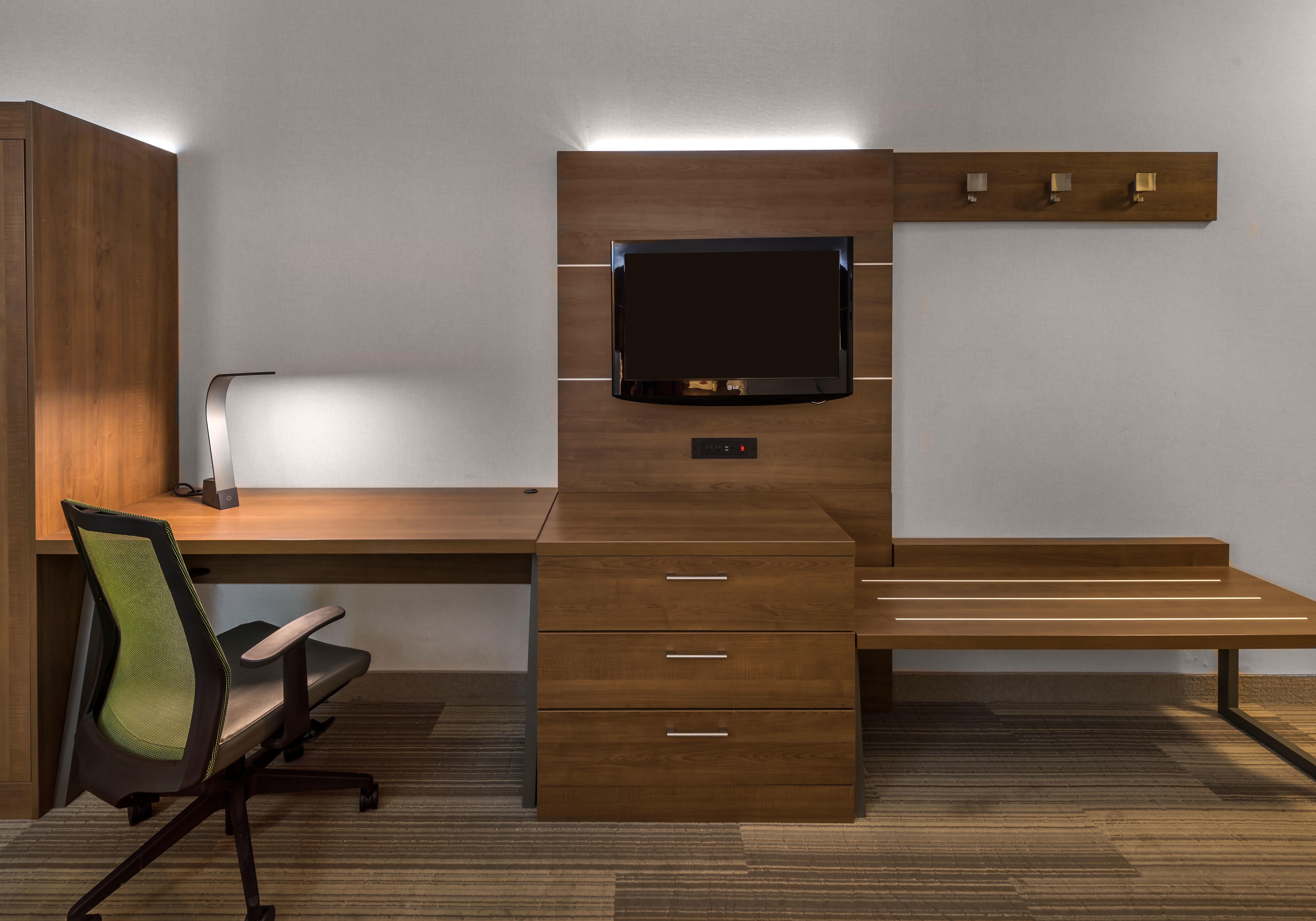 Hotel Holiday Express & By Ihg