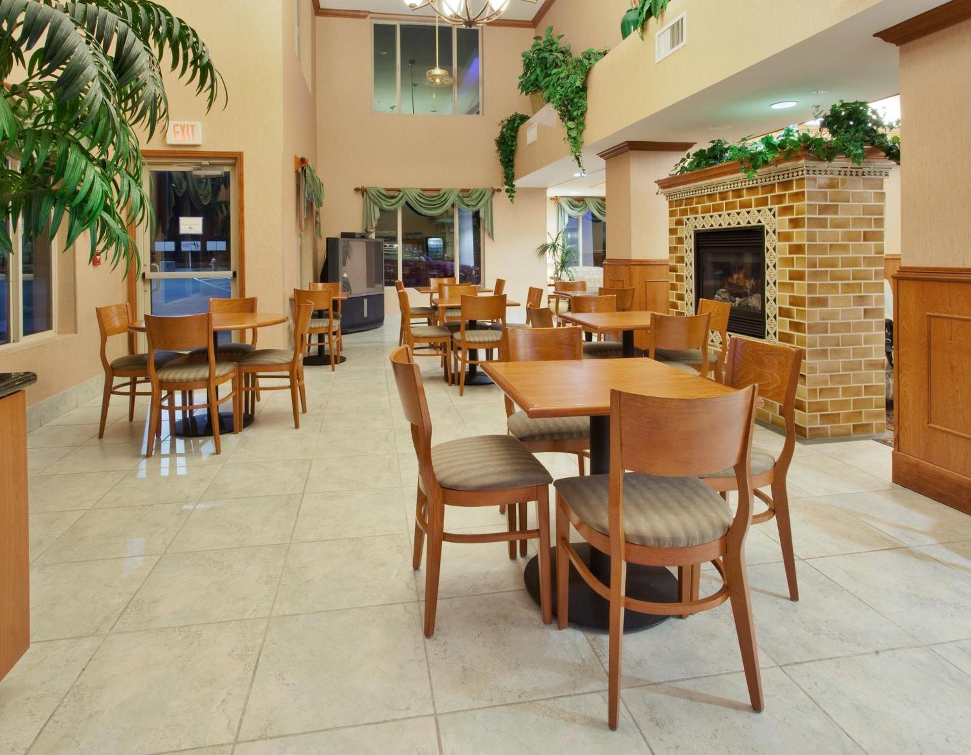 Express & Carson By Ihg Hotel 3*