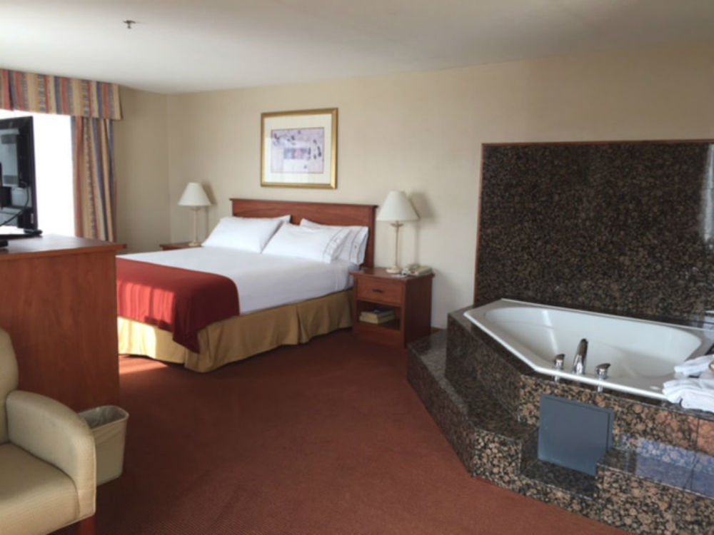 Hotel Holiday Express & By Ihg 3*